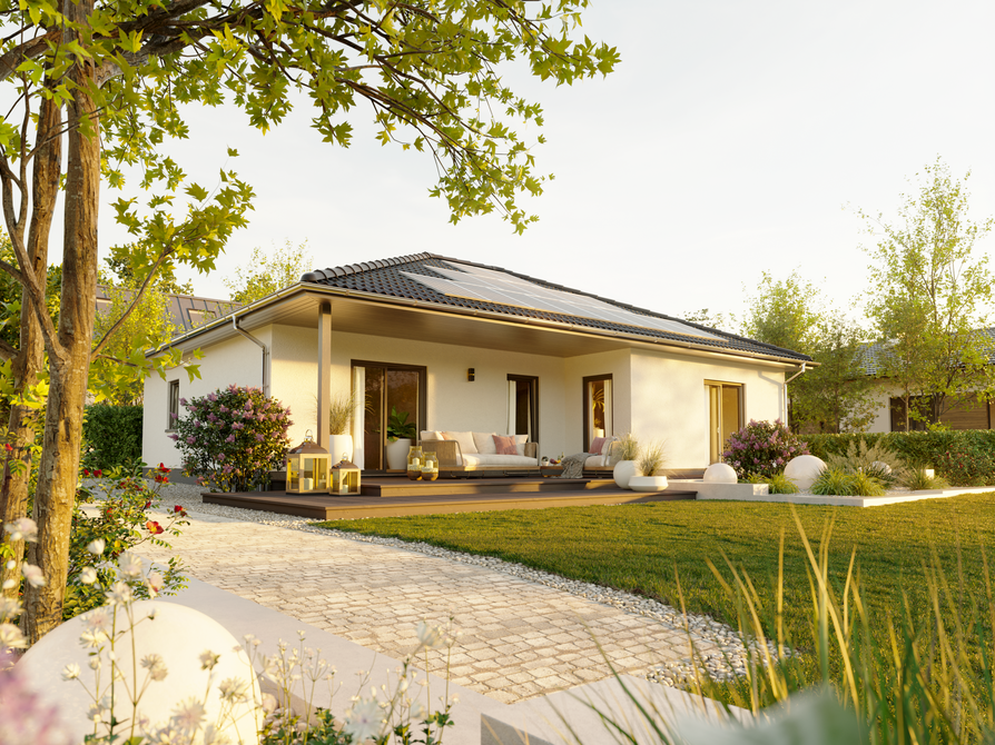 Winkelbungalow 108 – stilvoll wohnen auf einer Ebene Winkelbungalow 108 aus der Gartenperspektive mit moderner Holzterrasse, geschütztem Sitzbereich und großzügigem Grundstück.