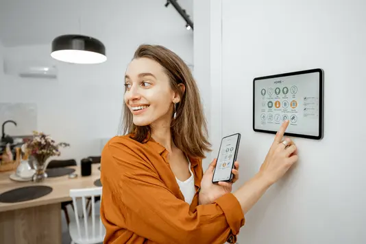 smart-home-technik-haus-bedienen-menschen-handy-geraet-09