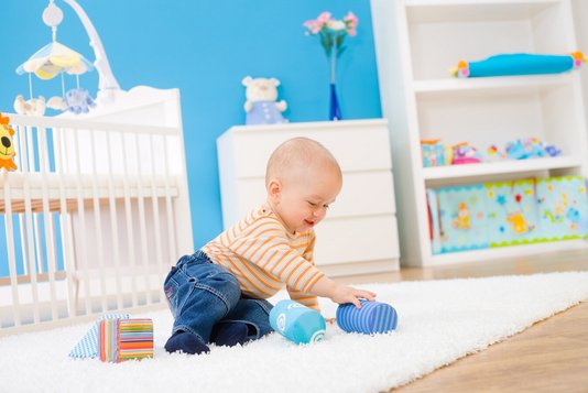 Baby mit Spielzeug